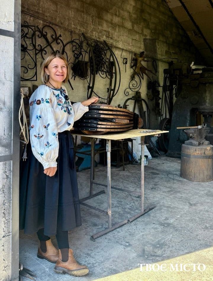 Ірина Попович у ковальській майстерні