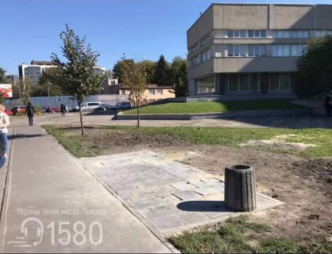 На вулиці Липинського у Львові демонтували скандальний павільйон. Фото