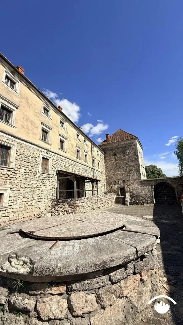 Містичний колодязь із легенд на подвір'ї замку
