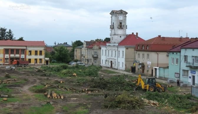Мер Городка пояснив, чому вирубали сквер і скільки дерев посадять