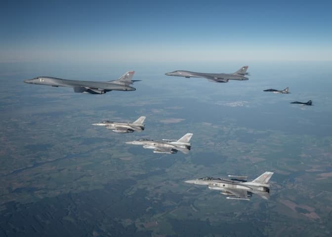 Розвідка оприлюднила імена російських пілотів, які бомбардують Україну