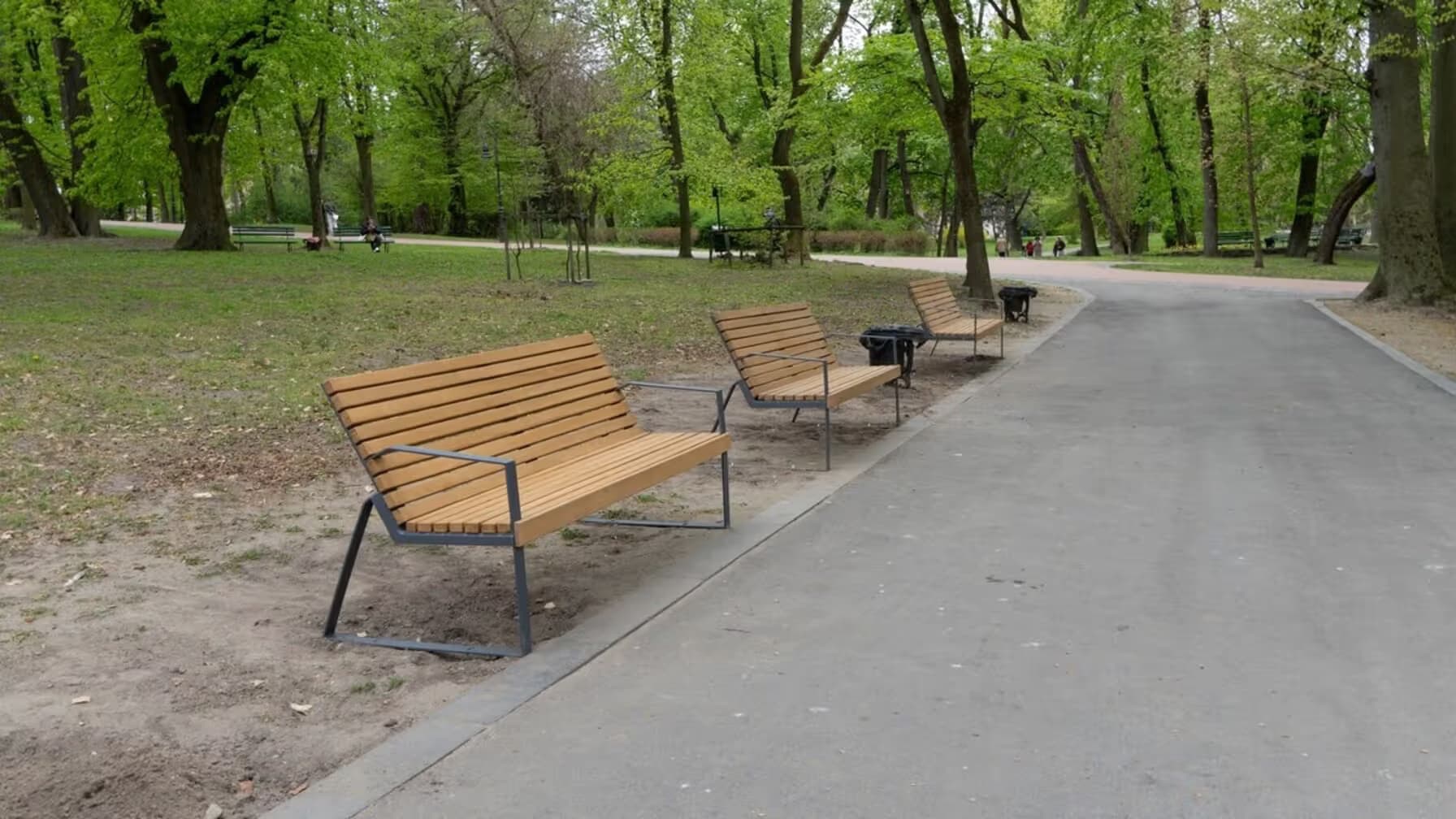У парках Львова встановлюють нові лавки / фото ЛМР