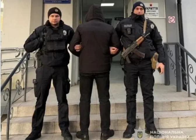Фото із затримання чоловіка, що напав на працівника ТЦК у Львові / Поліція Львівської області