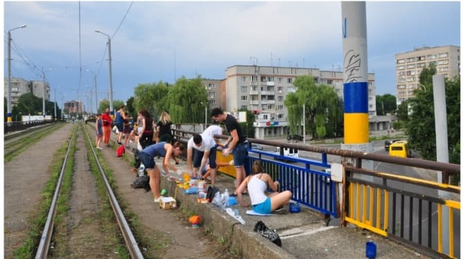 Активістів, які розфарбовують мости у Львові, просять узгоджувати дії з мерією