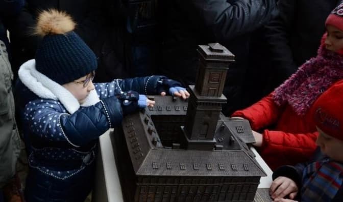 Фото дня: у Львові презентували мініатюрну Ратушу, яку можна відчути на дотик