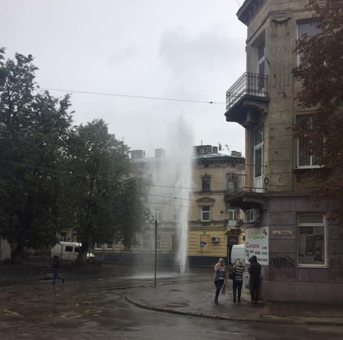 Ситуація на дорогах: на Замарстинівській – витік води. Фото