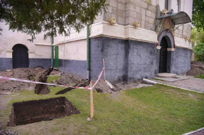 Поблизу церкви Миколая археологи виявили давній цвинтар. Фото