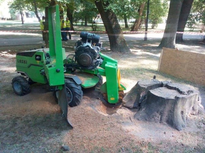 Львів придбав унікальну машину, яка викорчовує пні. Фото