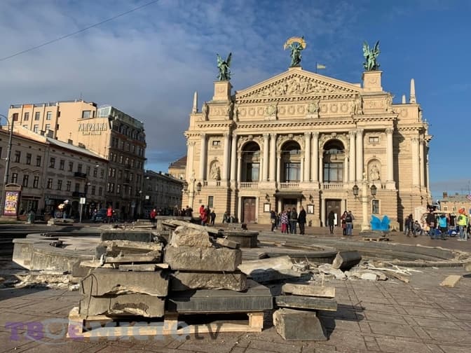 Фото дня. На площі перед Оперним театром почали демонтаж фонтана