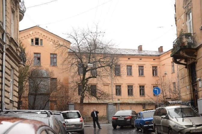 Приміщення у центрі Львова, яке пустує 10 років, хочуть віддати під садок чи школу