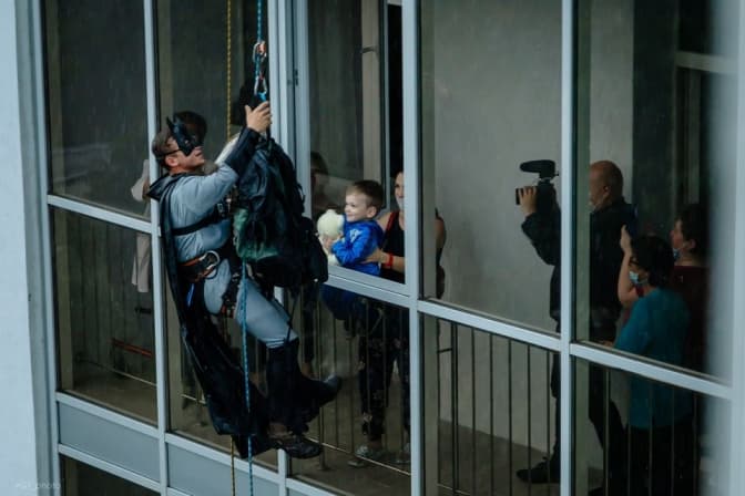 У Львові супергерої роздавали іграшки дітям, які через хворобу провели День знань у лікарні