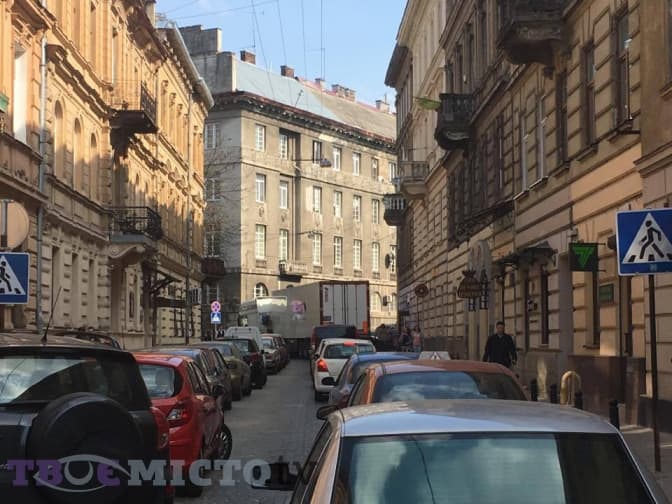 У центрі Львова – затор через вантажівку. Фото