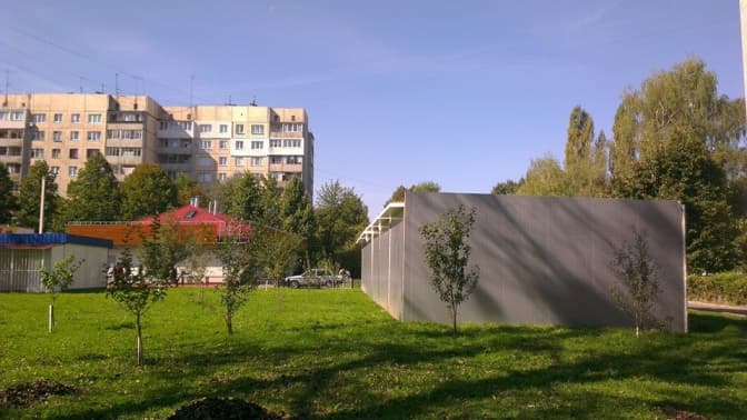 У Львові обіцяють прибрати з газону магазин, який обурив мешканців