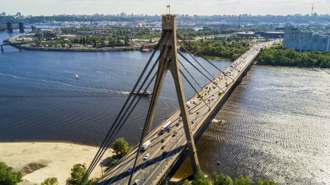 У Києві чоловік впустив з мосту у Дніпро металевий гараж і втік
