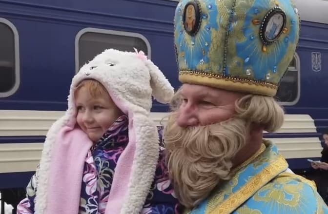 На львівському вокзалі святий Миколай зустрів дітей, яких евакуювали з прифронтових областей
