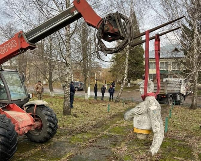 На Львівщині знесли ще один радянський пам'ятник. Старосту села, який перешкоджав демонтажу, звільнили