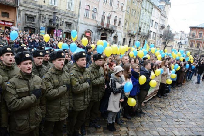 У Львові масово заспівали гімн України. Відео