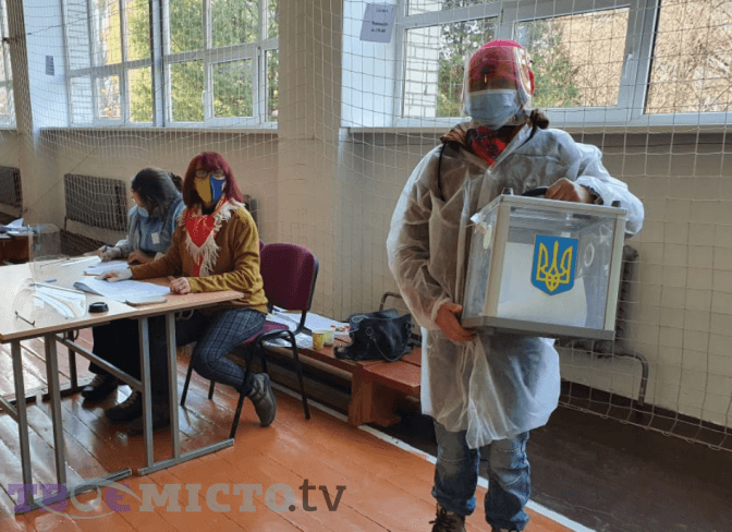 Як проходить другий тур виборів голови Львівської ОТГ. Фото, відео