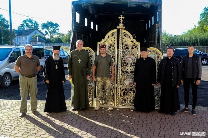 Мешканці Львівщини передали давній іконостас десантникам з Дніпропетровщини