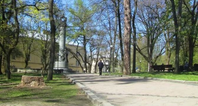 Біля вулиці Просвіти у Львові упорядкують сквер