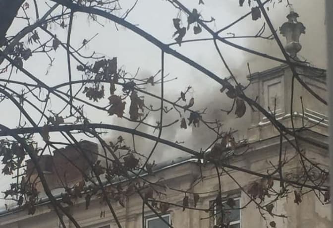 На вулиці Чернігівській у Львові загорівся дах обласної лікарні. Фото. Доповнено