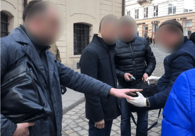 У поліції показали, як затримували на хабарі чиновника Львівської міськради. Фото. Доповнено