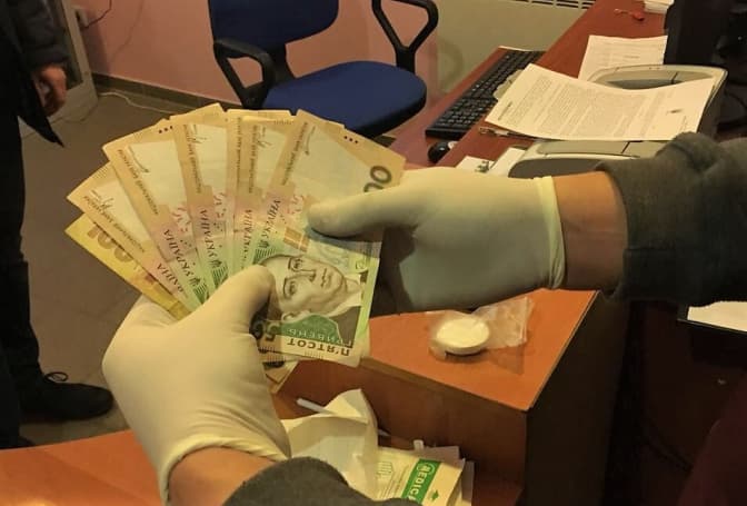 У Львові паспортний начальник погорів на хабарі