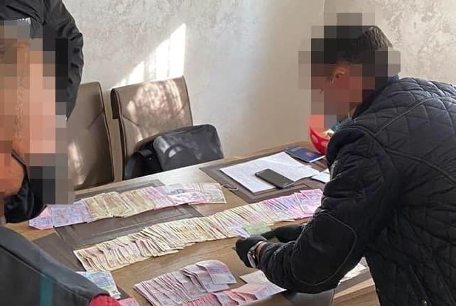 На Львівщині чиновники служби захисту споживачів щомісяця «заробляли» 250 тисяч на хабарях