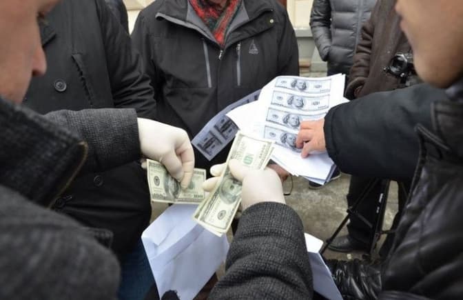 На Львівщині прикордонників затримали на хабарі у 800 доларів США