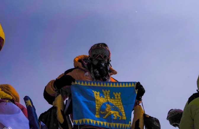 Прапор Львова вивісили на вершині Евересту. Фото