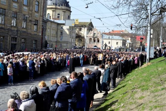 До Хресної дороги у Львові долучилися тисячі містян. Фото. Відео