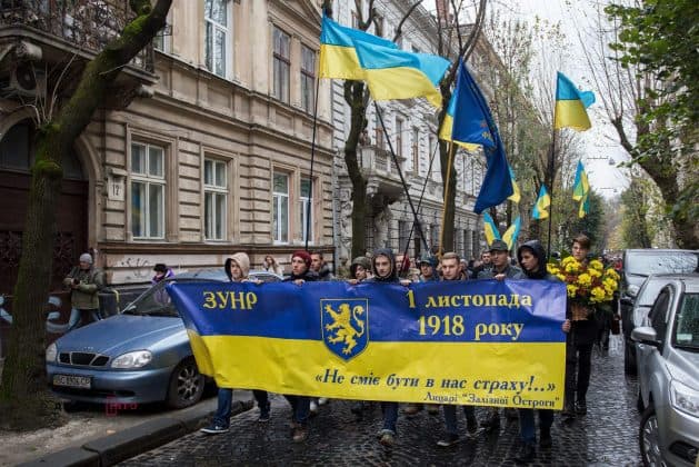 Фото дня. У річницю Листопадового чину на вулиці Львова вийшла понад тисяча студентів