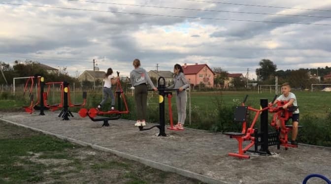 У мікрорайоні Білогорща облаштували дитячий спортивний майданчик. Фото