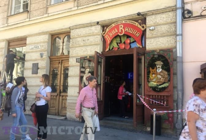 На площі Ринок демонтували літній майданчик П’яної вишні. Фото