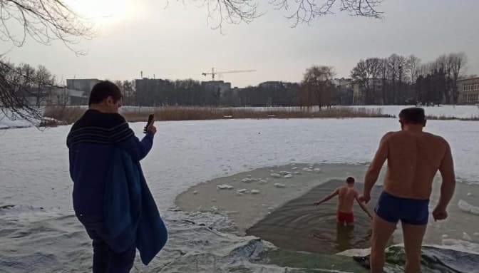У Львові таки пірнали в ополонку попри карантин. Фото