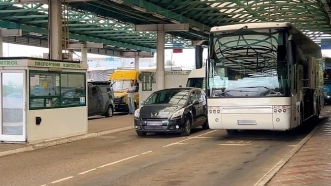 У пунктах пропуску на Львівщині зупинилося понад 300 авто. Де найбільші черги