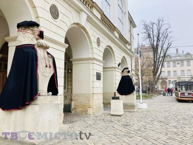 До Дня студента левів біля міської Ратуші одягнули у мантії