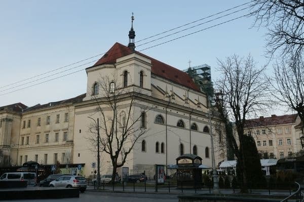 Біля Гарнізонного храму у Львові частково заборонять паркування