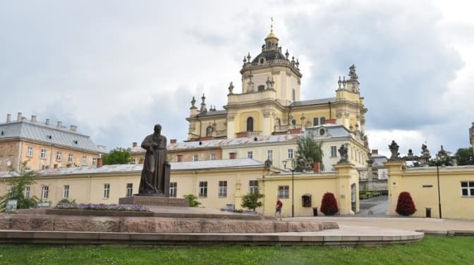 Для реставрації території собору Святого Юра використають будматеріали за суттєво завищеними цінами