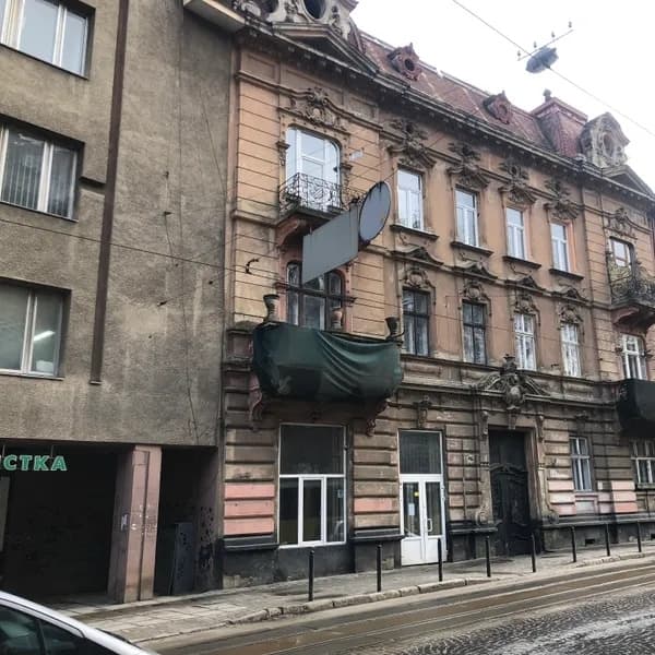 Підприємець з Мостиськ запропонував на 1 грн більше і став власником приміщення на Франка у Львові