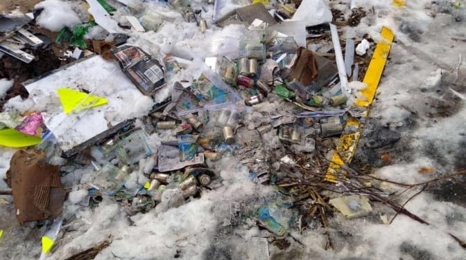 Неподалік Львова виявили звалище ртутних ламп та батарейок