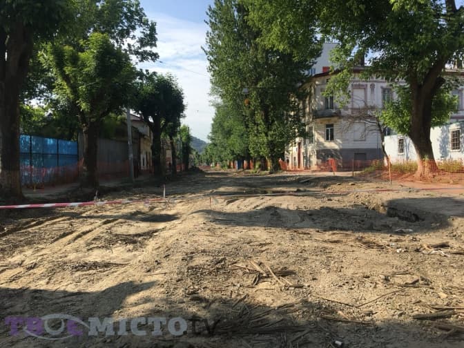 На Замарстинівській відновлюють ремонтні роботи. Фото