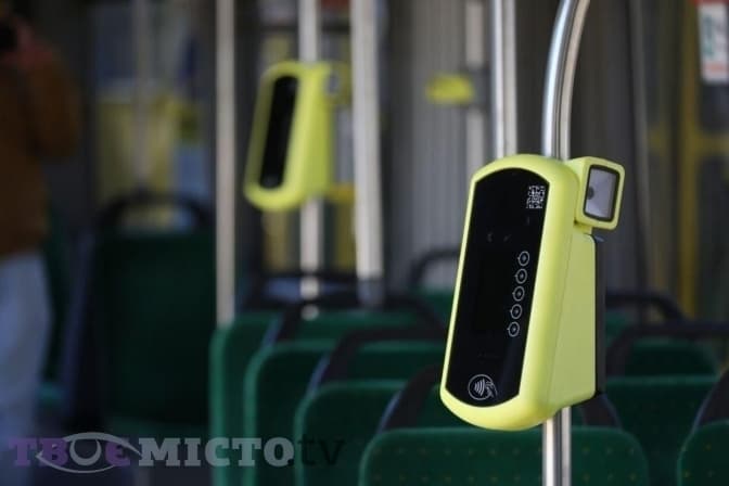 Садовий наголосив, що до кінця року на всіх автобусах можна буде оплатити карткою