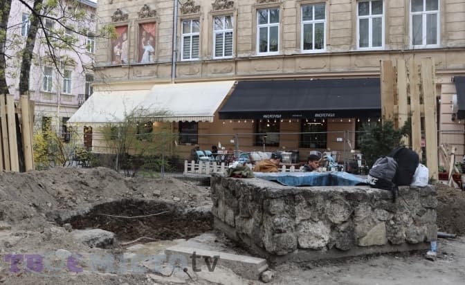 Археологи відкопали залишки середньовічного муру на площі Коліївщини