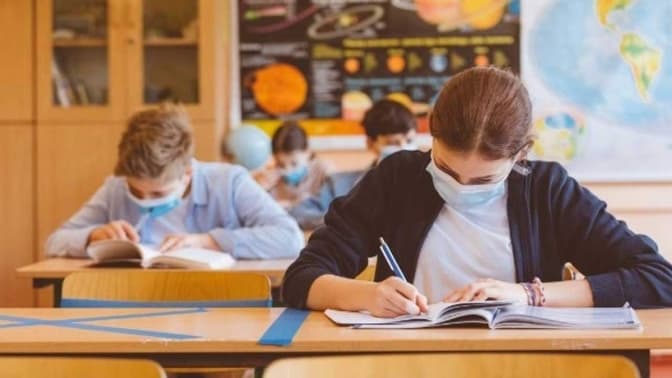 На Львівщині учні та студенти повертаються до очного навчання
