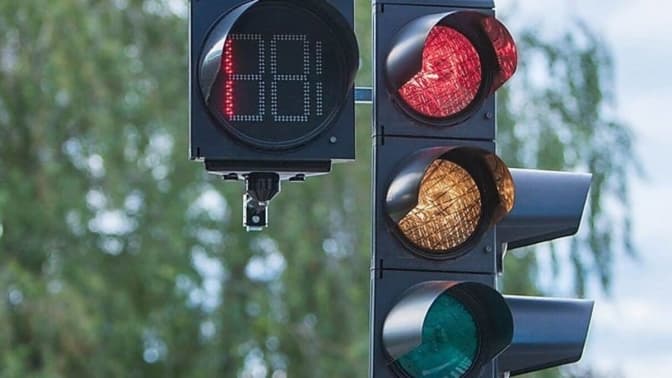 У Києві розпочали реконструкцію світлофора на перехресті Великої кільцевої та Газопровідної