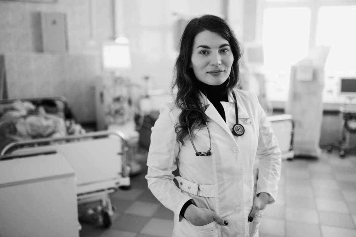 «Евакуювала дітей в момент удару». У Львові прощаються з лікаркою, яка загинула 8 липня в Києві