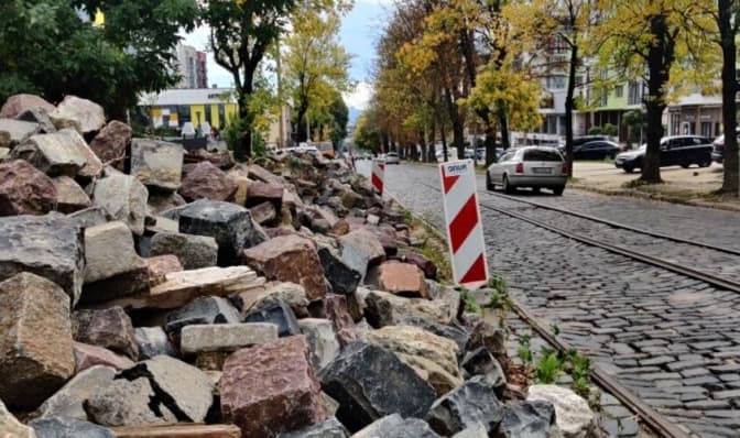 Мозаїкою з вулиці Б.Хмельницького облаштують клумби біля одного із львівських храмів
