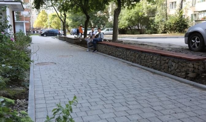 Біля однієї зі шкіл у Львові відремонтують тротуар за 320 тисяч гривень