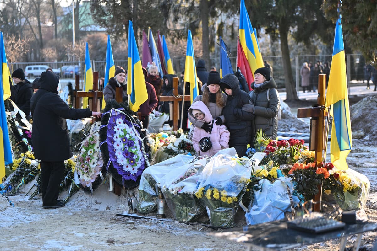 На Полях почесних поховань у Львові хор «Гомін» провів Скорботну коляду. Фото